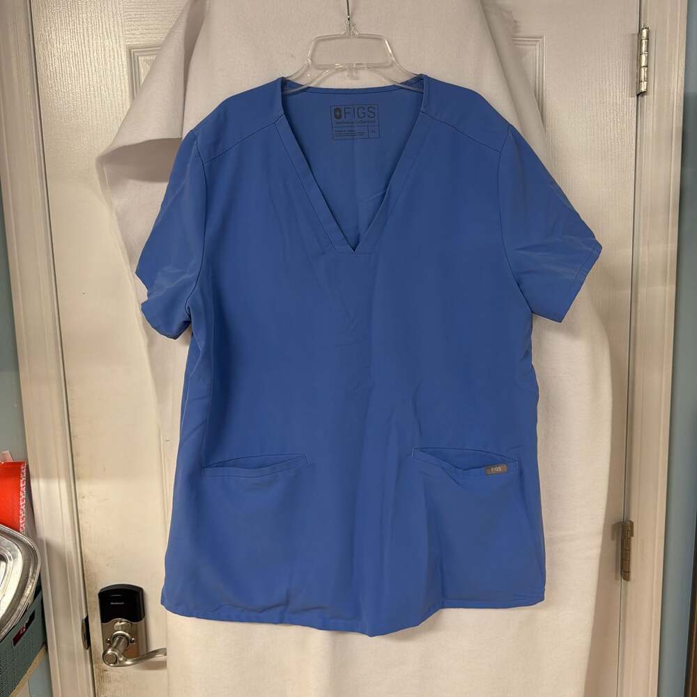 FIGS technical collection scrub top CEIL BLUE with two pockets...